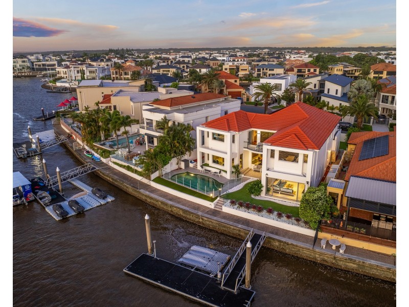 18 King James Court, Sovereign Islands QLD 4216