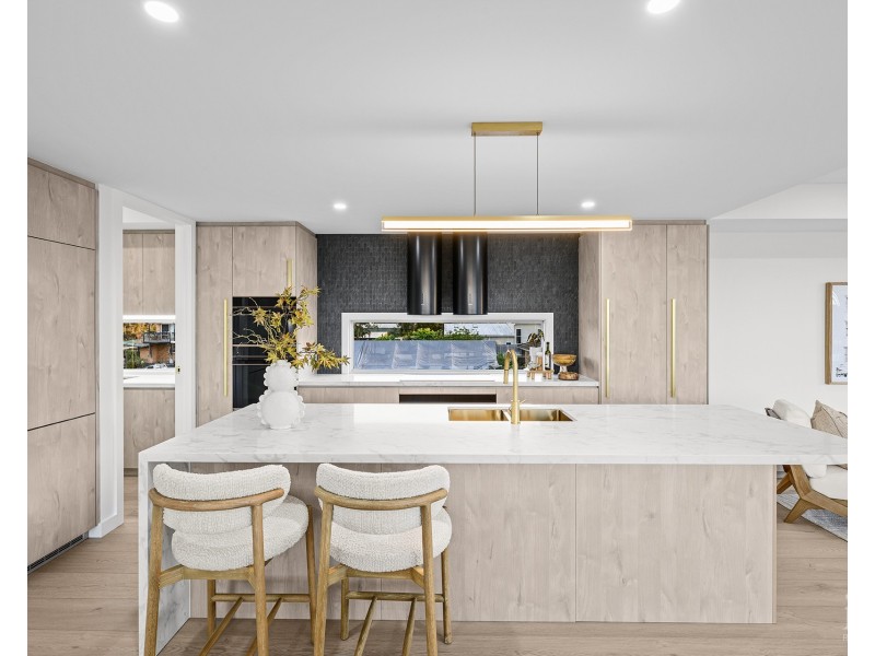 10 Crescent Avenue, Hope Island QLD 4212