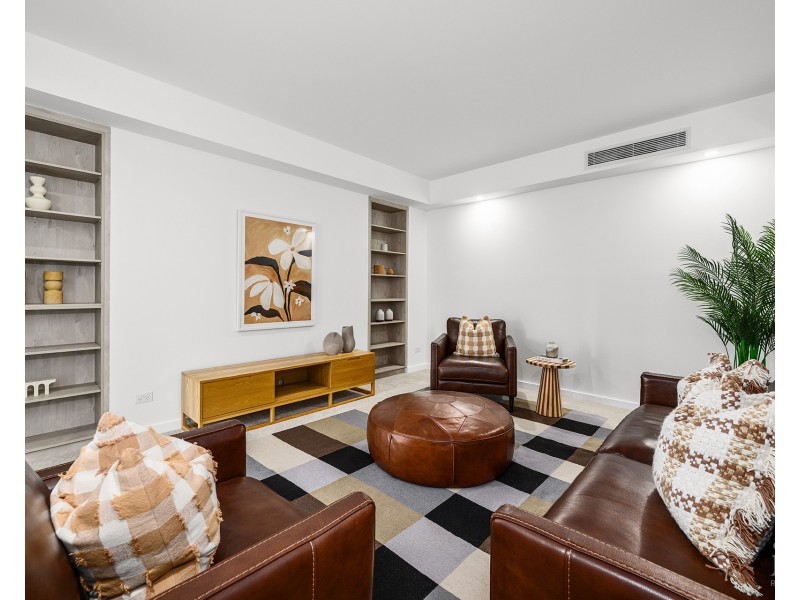 10 Crescent Avenue, Hope Island QLD 4212