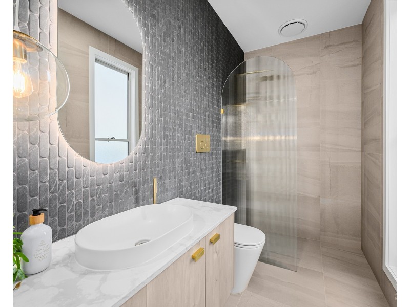 10 Crescent Avenue, Hope Island QLD 4212