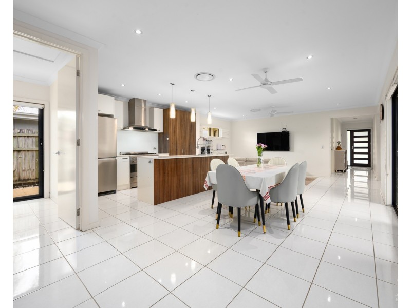 32 Azure Way, Hope Island QLD 4212