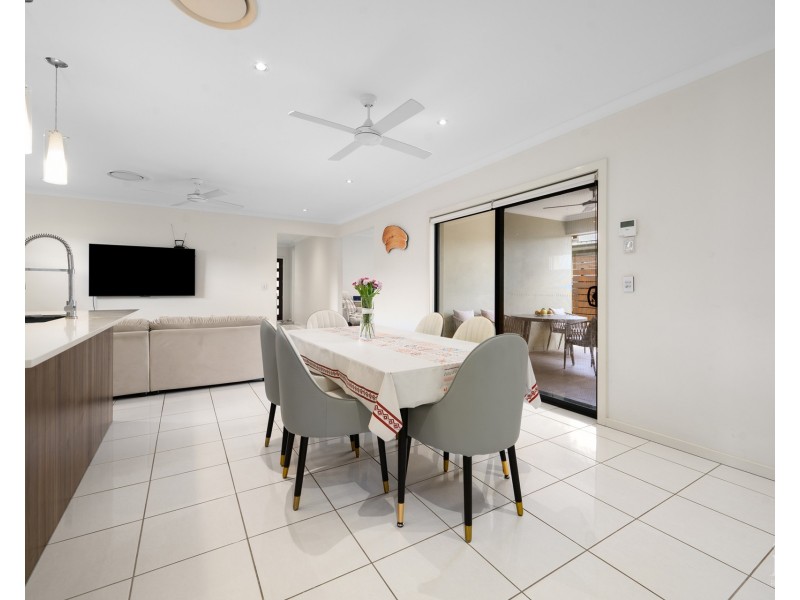32 Azure Way, Hope Island QLD 4212