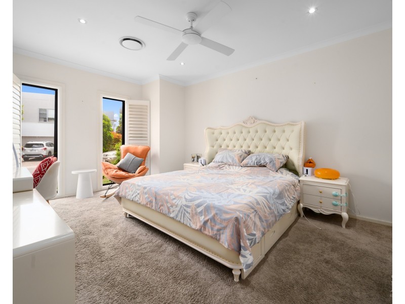 32 Azure Way, Hope Island QLD 4212