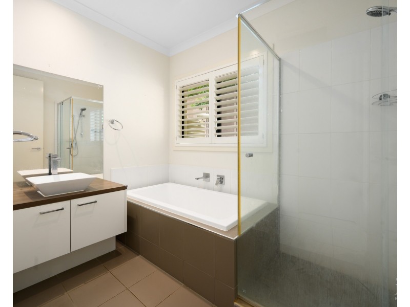 32 Azure Way, Hope Island QLD 4212