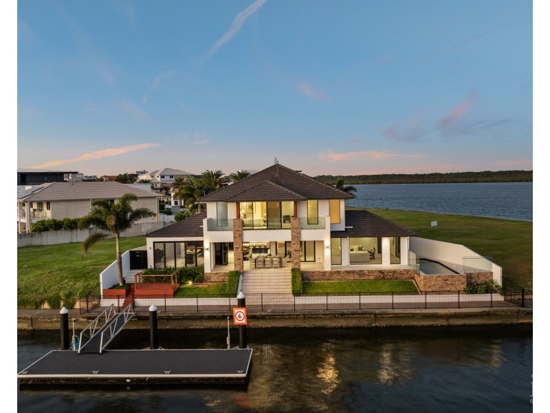 61 Knightsbridge Parade East, Sovereign Islands QLD 4216