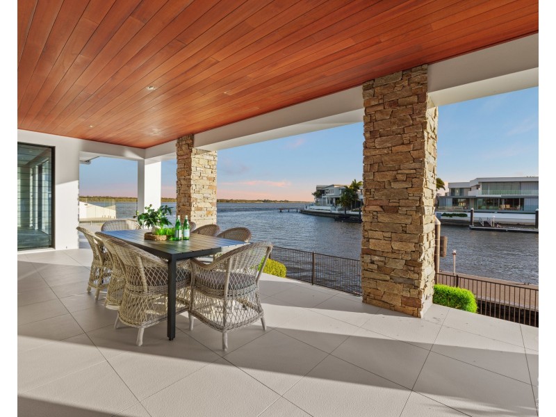 61 Knightsbridge Parade East, Sovereign Islands QLD 4216