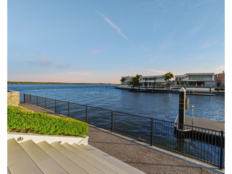 61 Knightsbridge Parade East, Sovereign Islands QLD 4216