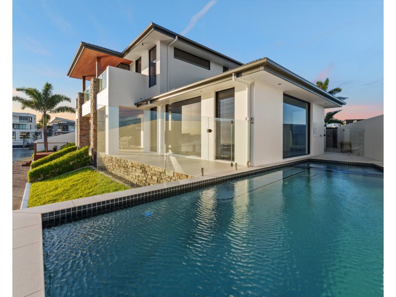 61 Knightsbridge Parade East, Sovereign Islands QLD 4216
