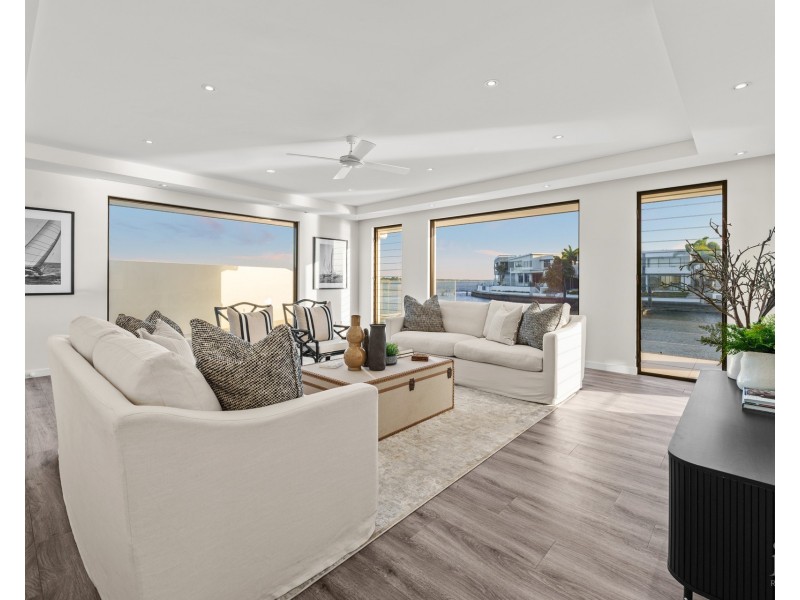 61 Knightsbridge Parade East, Sovereign Islands QLD 4216