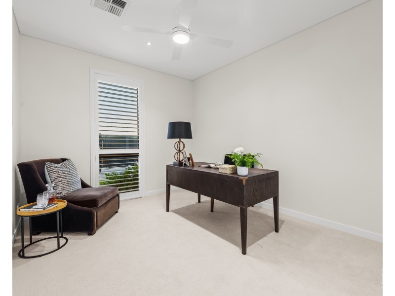 61 Knightsbridge Parade East, Sovereign Islands QLD 4216