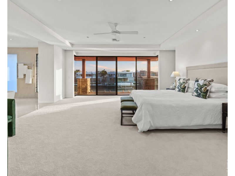 61 Knightsbridge Parade East, Sovereign Islands QLD 4216