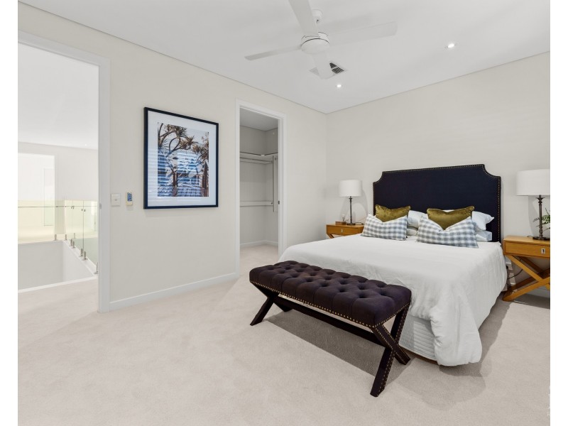 61 Knightsbridge Parade East, Sovereign Islands QLD 4216