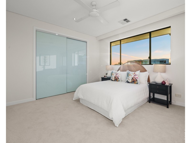 61 Knightsbridge Parade East, Sovereign Islands QLD 4216