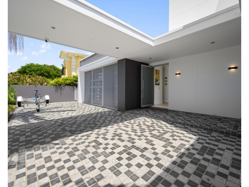 9 Royal Albert Crescent, Sovereign Islands QLD 4216