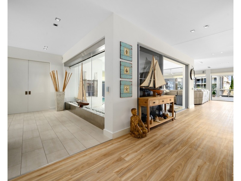 9 Royal Albert Crescent, Sovereign Islands QLD 4216