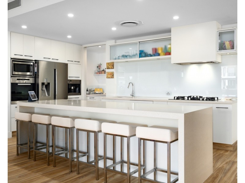 9 Royal Albert Crescent, Sovereign Islands QLD 4216