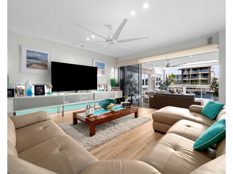 9 Royal Albert Crescent, Sovereign Islands QLD 4216