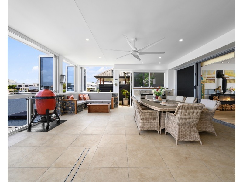 9 Royal Albert Crescent, Sovereign Islands QLD 4216