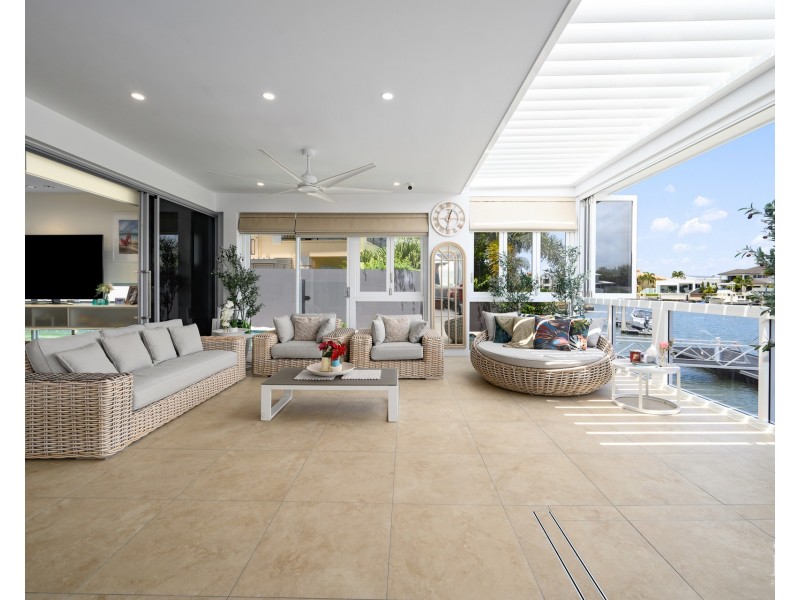 9 Royal Albert Crescent, Sovereign Islands QLD 4216