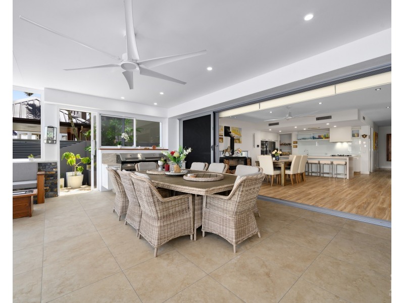 9 Royal Albert Crescent, Sovereign Islands QLD 4216