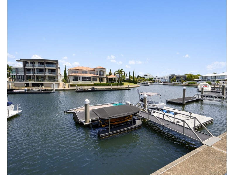 9 Royal Albert Crescent, Sovereign Islands QLD 4216
