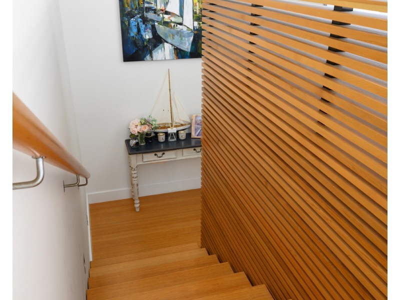 9 Royal Albert Crescent, Sovereign Islands QLD 4216