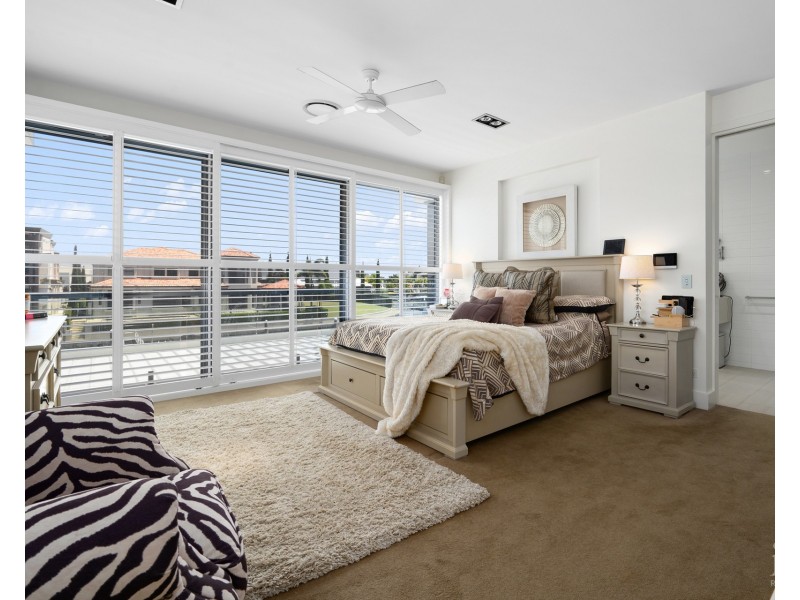 9 Royal Albert Crescent, Sovereign Islands QLD 4216