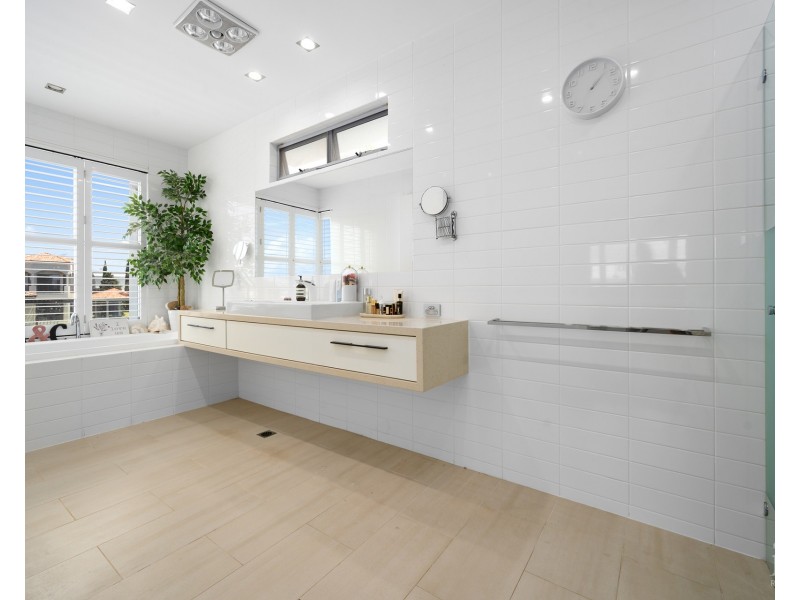 9 Royal Albert Crescent, Sovereign Islands QLD 4216