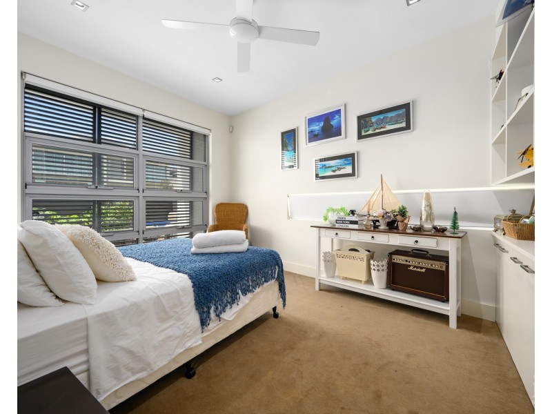 9 Royal Albert Crescent, Sovereign Islands QLD 4216