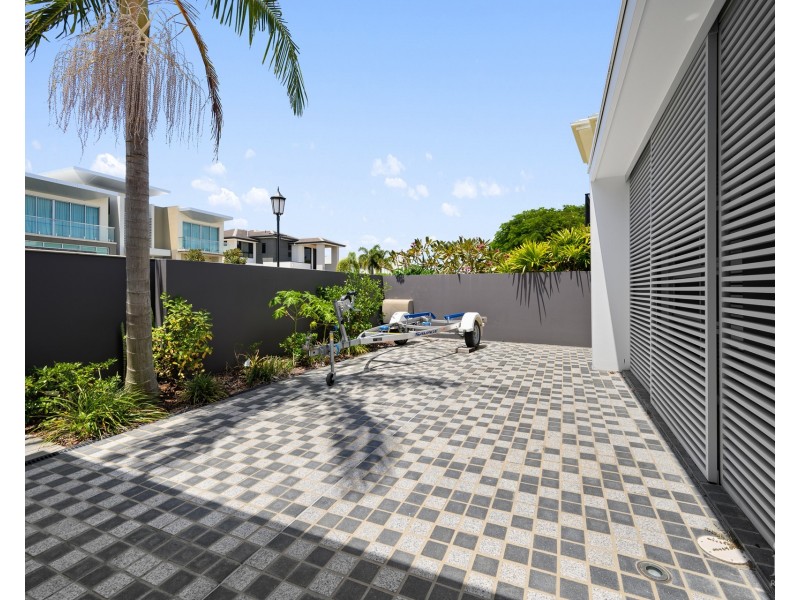 9 Royal Albert Crescent, Sovereign Islands QLD 4216