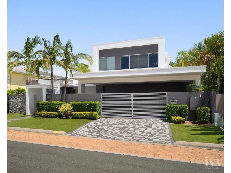 9 Royal Albert Crescent, Sovereign Islands QLD 4216
