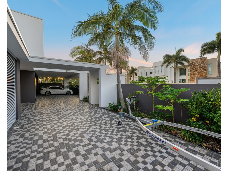 9 Royal Albert Crescent, Sovereign Islands QLD 4216