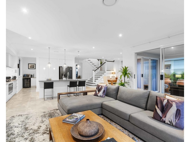 9202 Peter Senior Drive, Hope Island QLD 4212