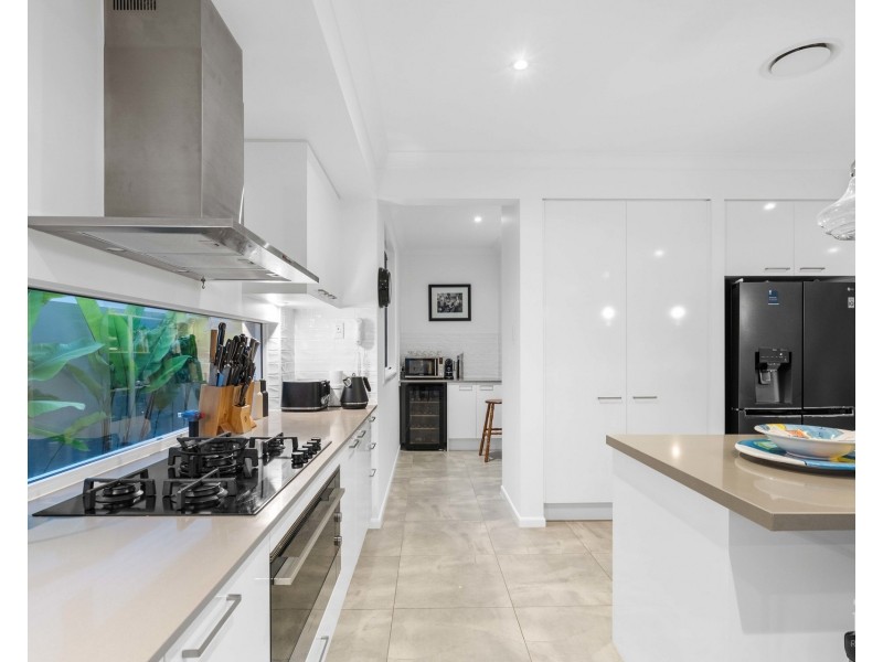 9202 Peter Senior Drive, Hope Island QLD 4212