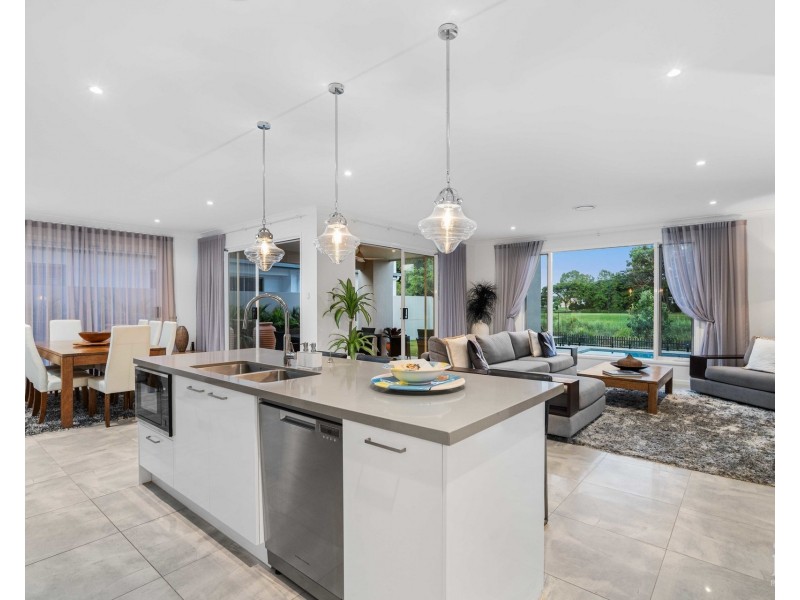 9202 Peter Senior Drive, Hope Island QLD 4212