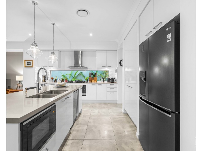 9202 Peter Senior Drive, Hope Island QLD 4212
