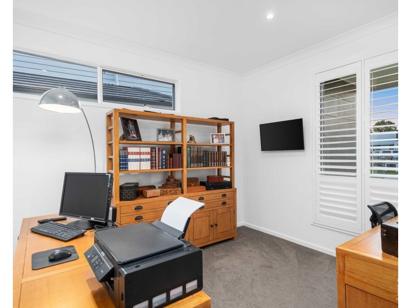 9202 Peter Senior Drive, Hope Island QLD 4212