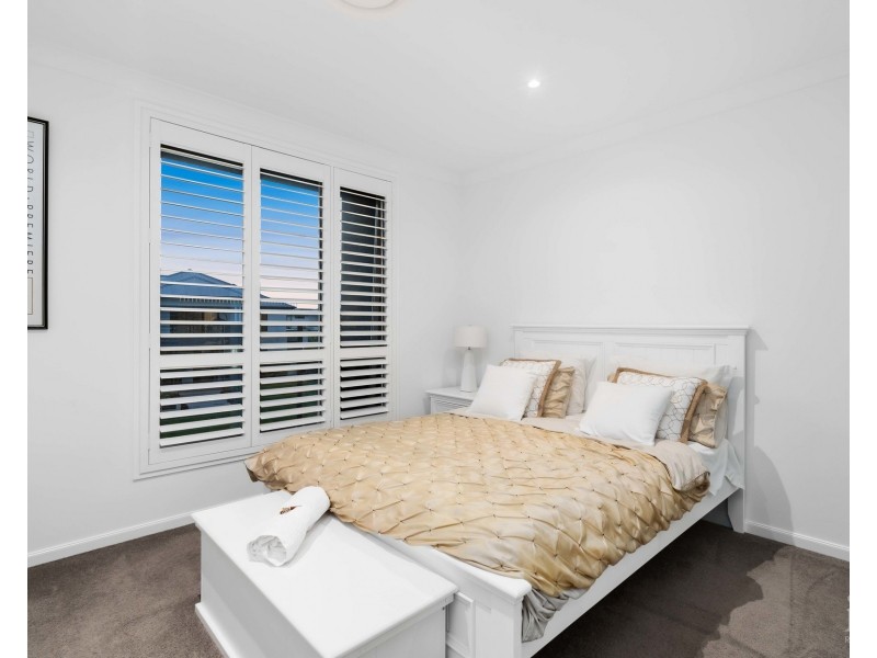 9202 Peter Senior Drive, Hope Island QLD 4212