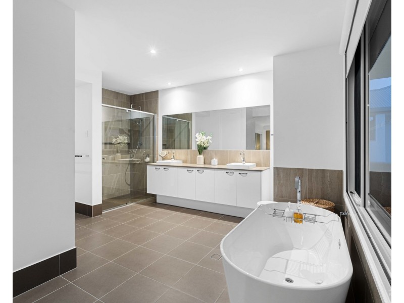 9202 Peter Senior Drive, Hope Island QLD 4212