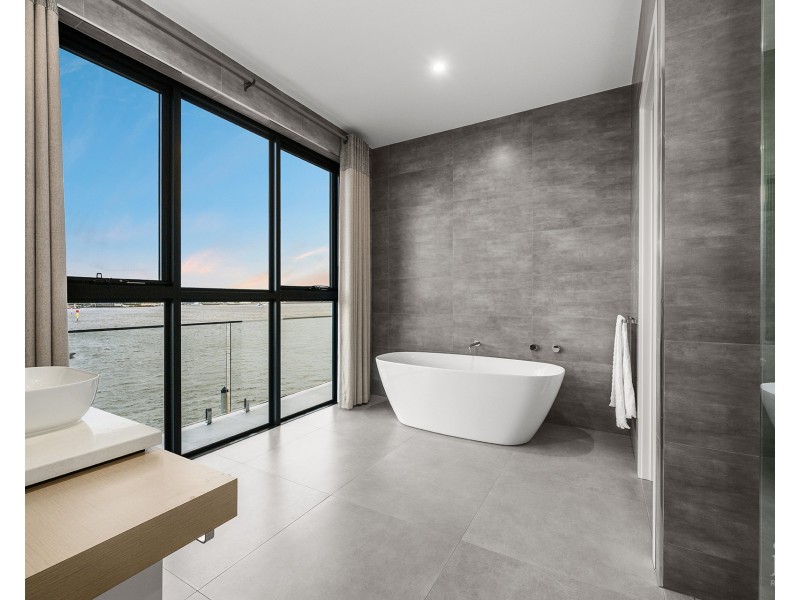 44 Knightsbridge Parade West, Sovereign Islands QLD 4216