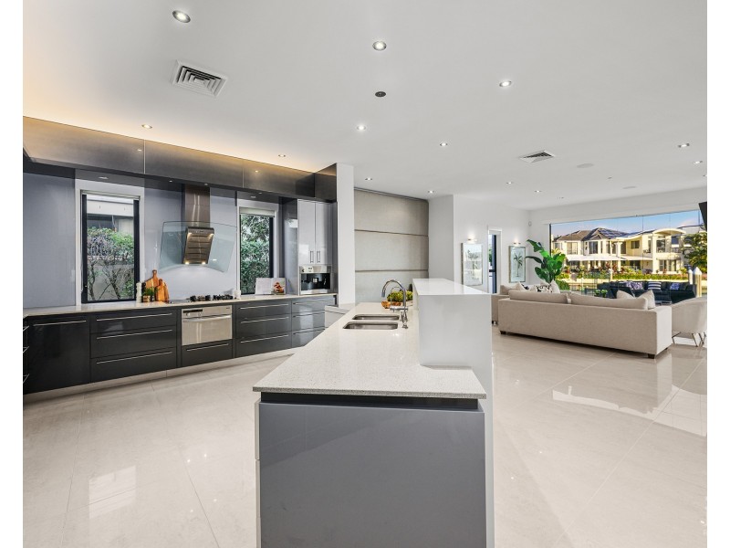 35 The Sovereign Mile, Sovereign Islands QLD 4216