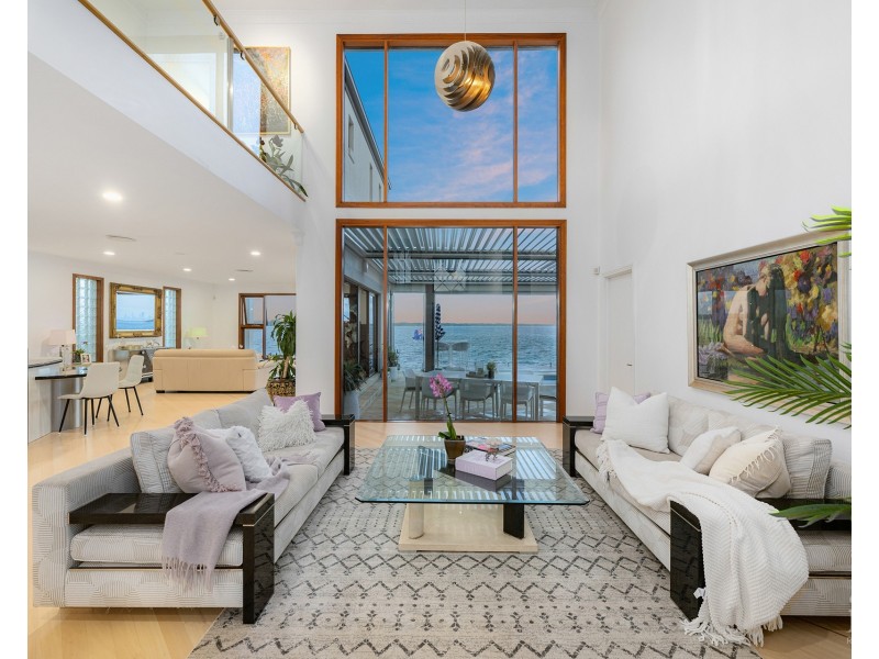 33 King Arthurs Court, Sovereign Islands QLD 4216