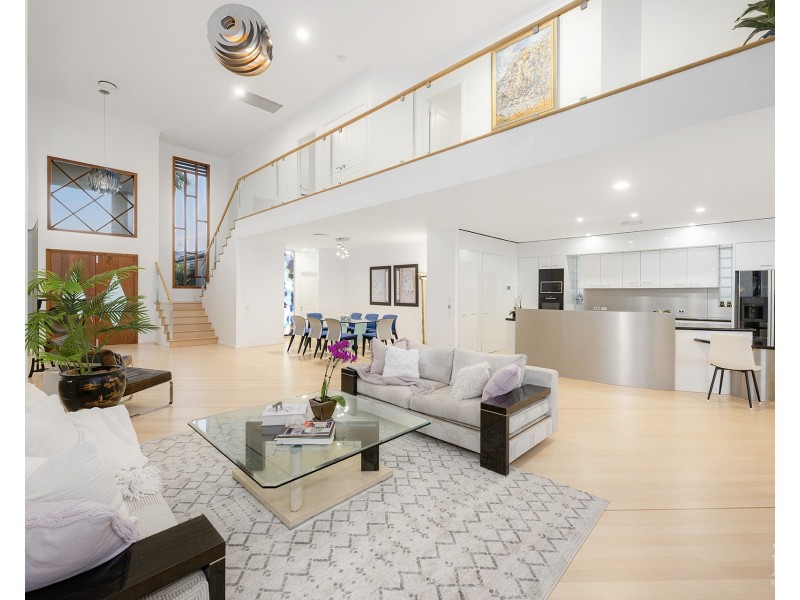 33 King Arthurs Court, Sovereign Islands QLD 4216