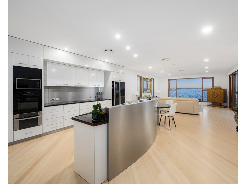 33 King Arthurs Court, Sovereign Islands QLD 4216