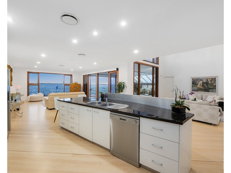 33 King Arthurs Court, Sovereign Islands QLD 4216