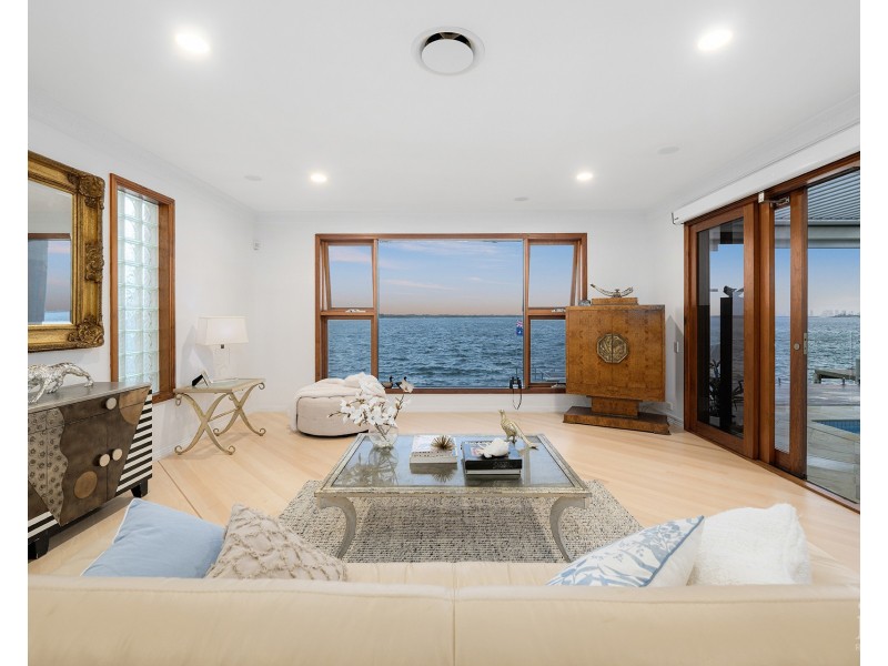 33 King Arthurs Court, Sovereign Islands QLD 4216