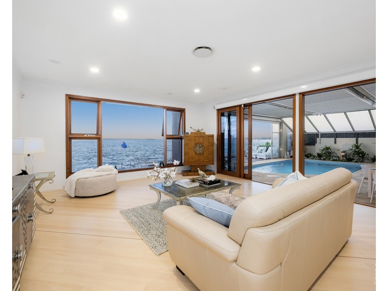 33 King Arthurs Court, Sovereign Islands QLD 4216