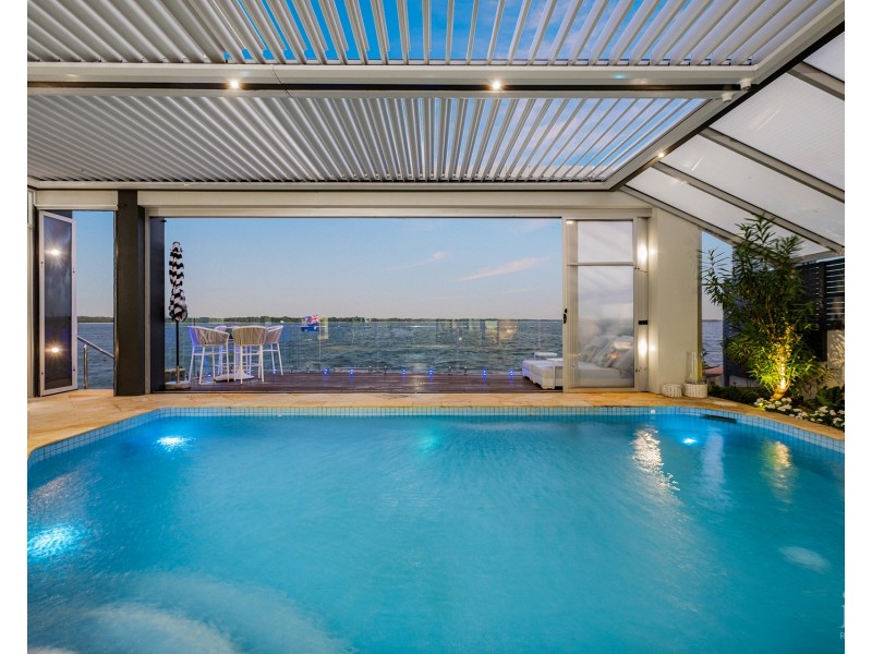 33 King Arthurs Court, Sovereign Islands QLD 4216