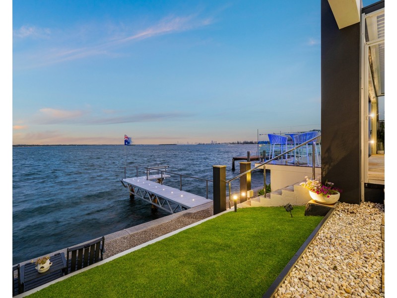 33 King Arthurs Court, Sovereign Islands QLD 4216