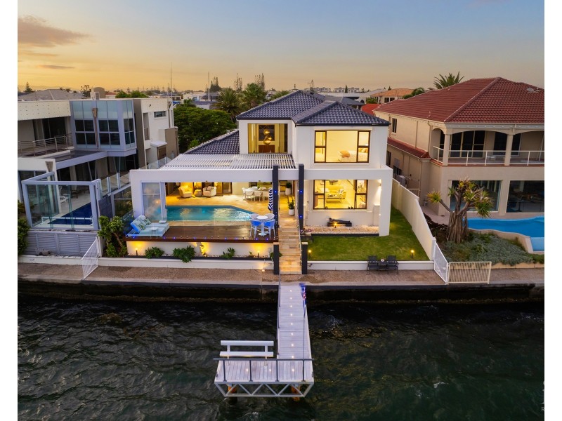 33 King Arthurs Court, Sovereign Islands QLD 4216